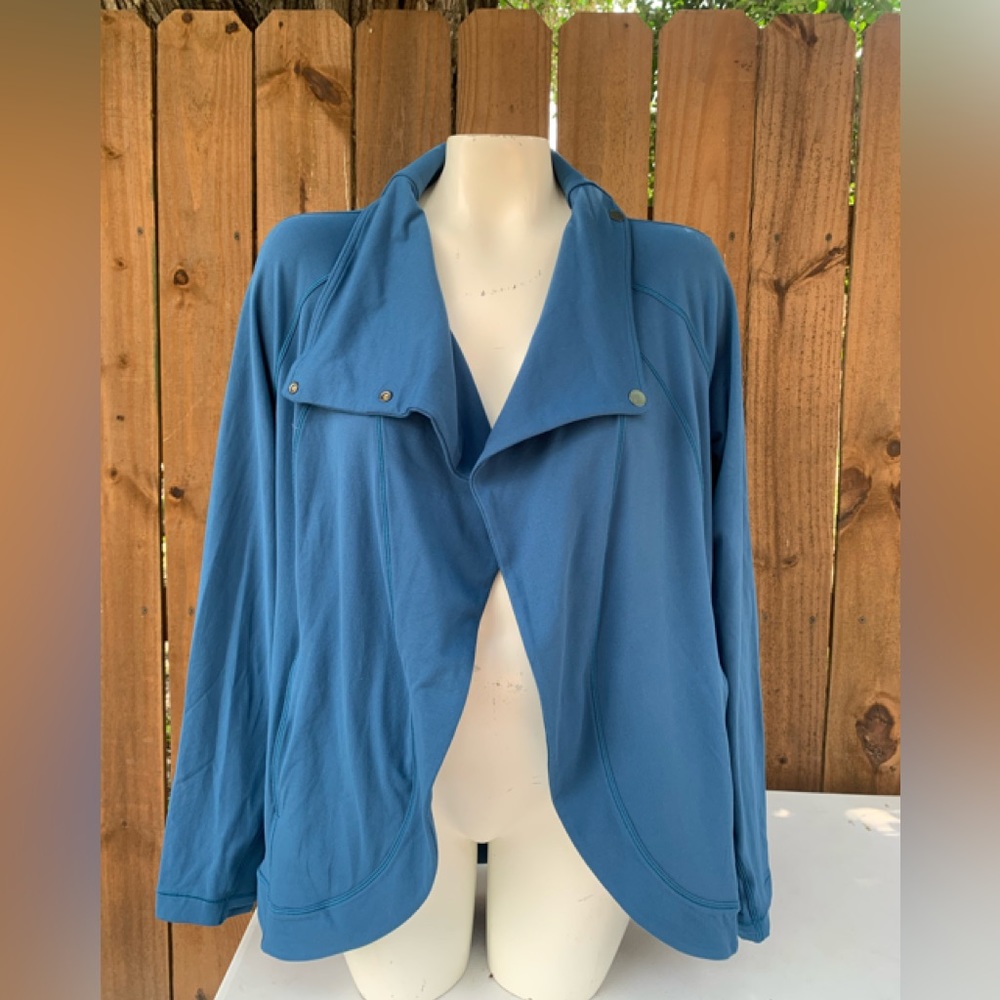 Lululemon jacket size 8.